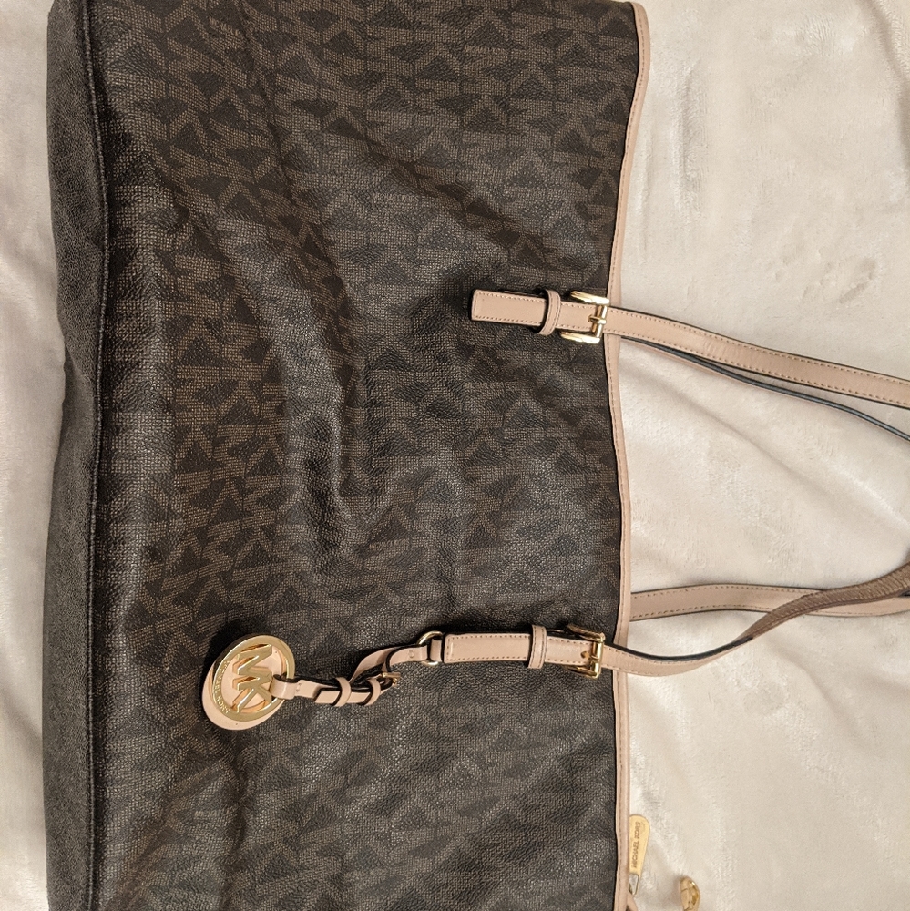 Large Michael Kors leather purse w/tons of Storage